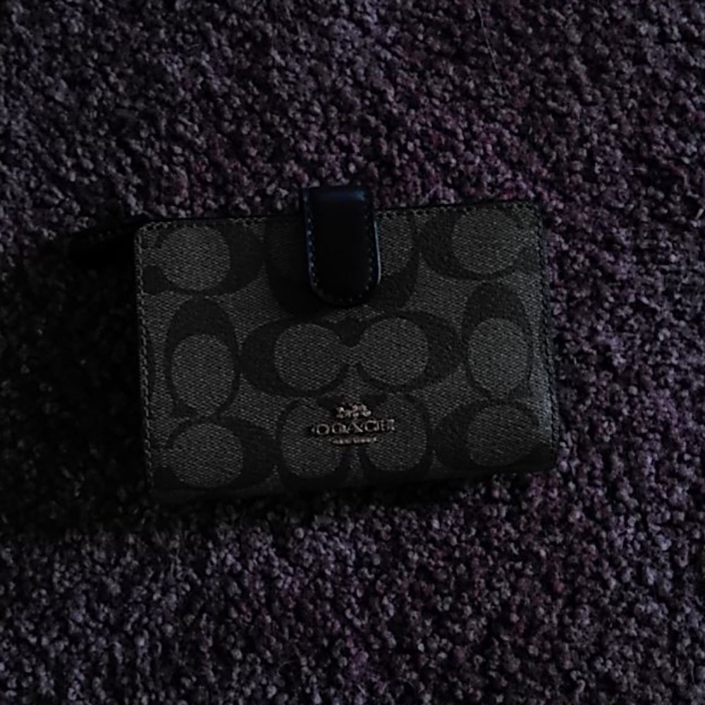 COACH MEDIUM CORNER ZIP WALLET IN SIGNATURE CANVAS